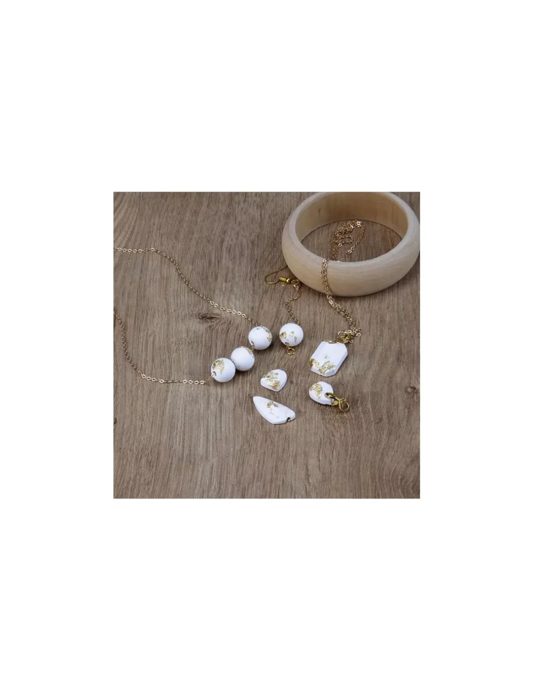 Atelier de bijoux ciment et feuilles d'or - Sycomore