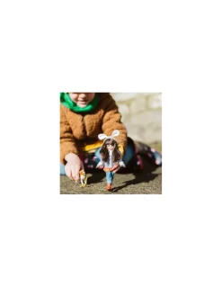 Poupée Lottie avec chien promenade dans le parc
